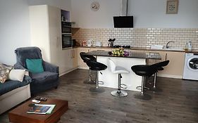 Spacious 3 Bedroom Apt Near The Sea